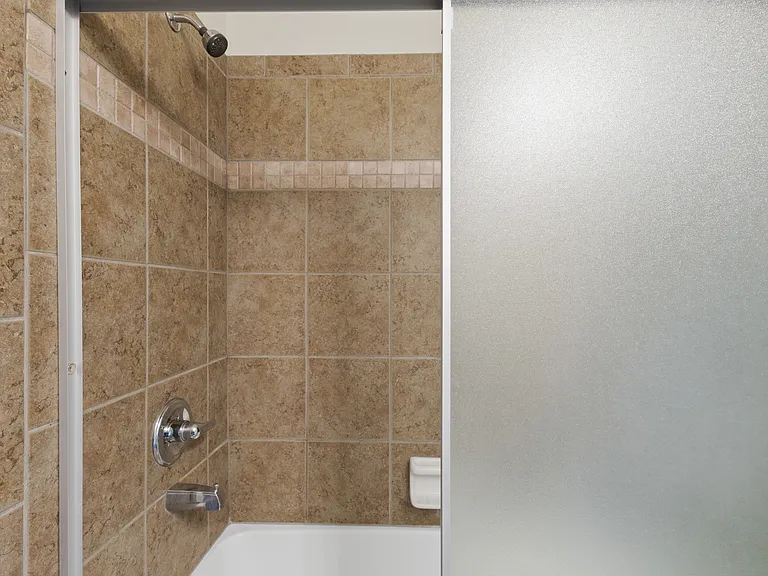Shared Bathroom 2 with tub/shower combo
