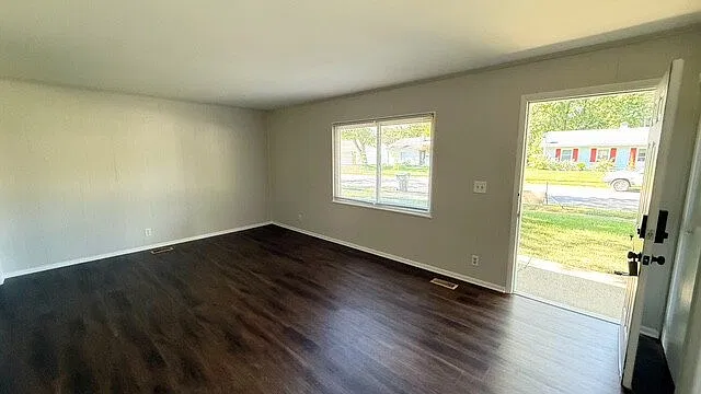 3 bed, 1.0 bath, 1073 sqft, $1,395 — Photo 2