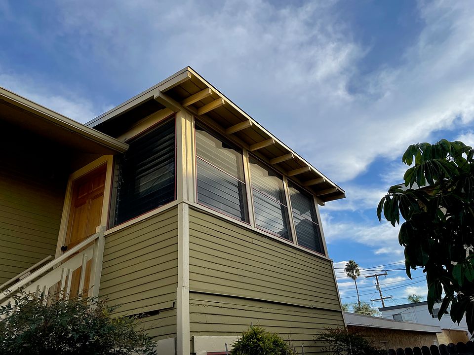 Stairs to front entrance and sunroom