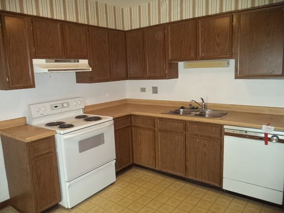 5th image of 22461 Pleasant Dr APT 9
