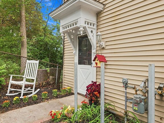 4th image of 126 Payson St