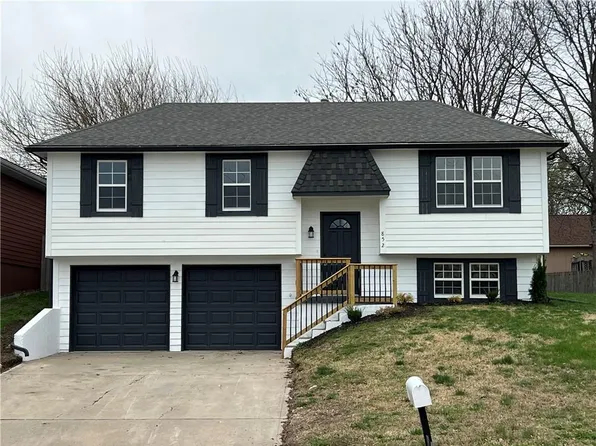 852 S 9th St, Edwardsville, KS 66111