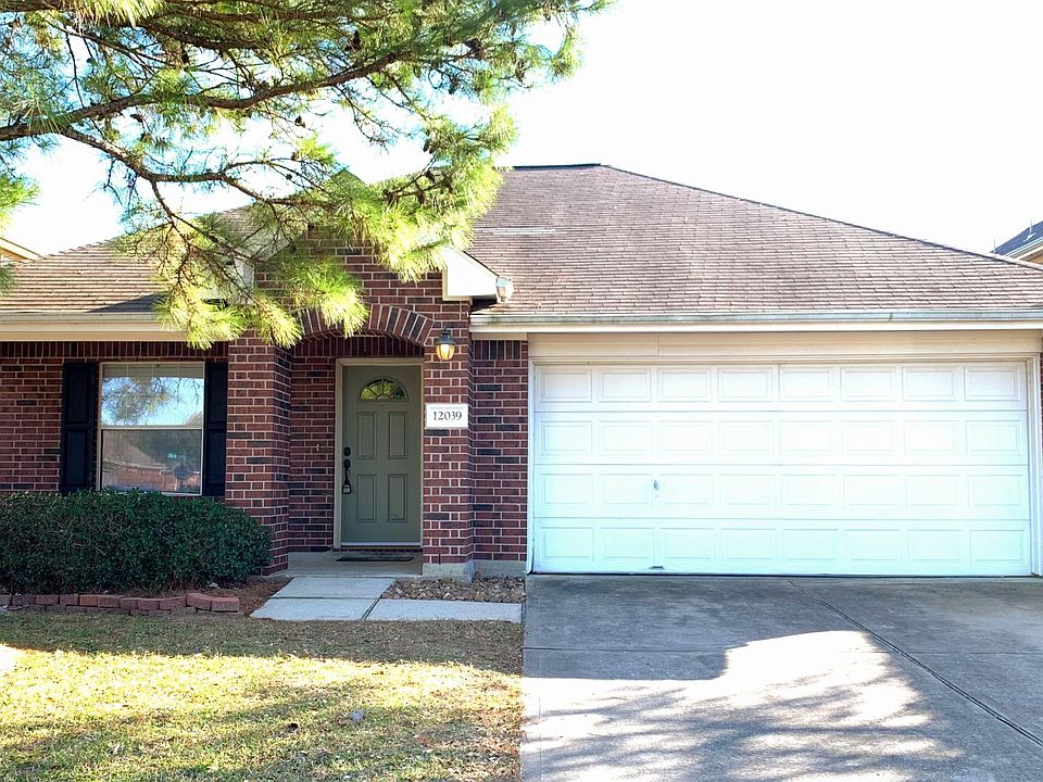 3 Bedroom 2 Bath Home in Pinecrest Forest/Tomball. Front Porch & 2 Car Garage with built-in storage. Newly repainted interior.