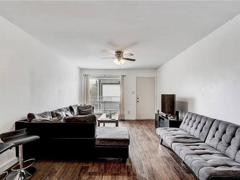 2200 San Gabriel St — Photo 3
