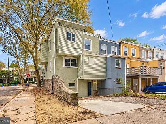 3rd image of 3322 Ainslie St