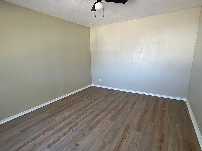 302 N Forest St — Photo 3