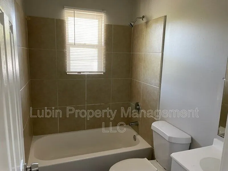 2 bed, 1.0 bath, $629 — Photo 4