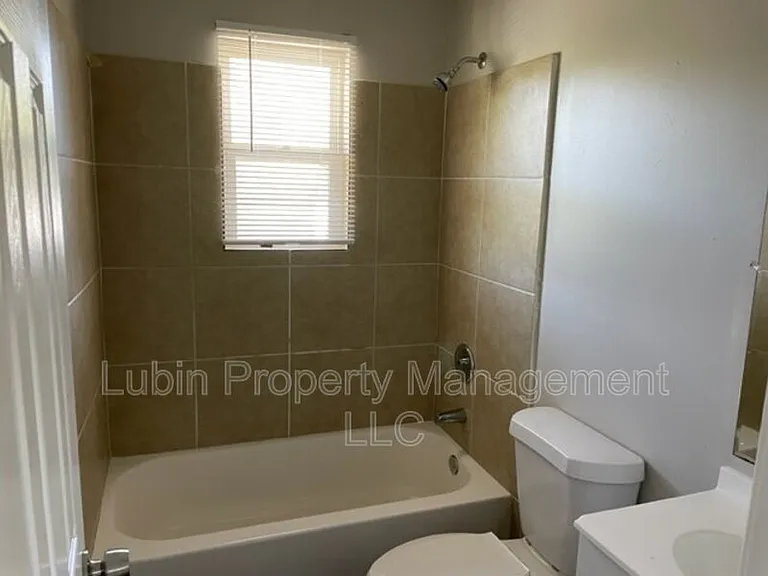 1043 College St #10 — Photo 3