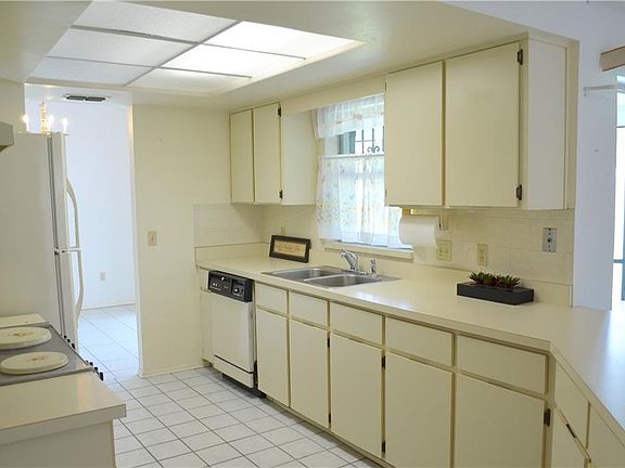 3rd image of 817 W Ludlum Dr