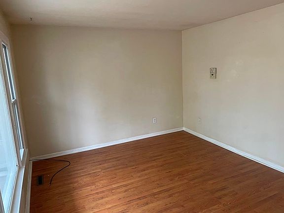 5th image of 1322 Thomson Ave