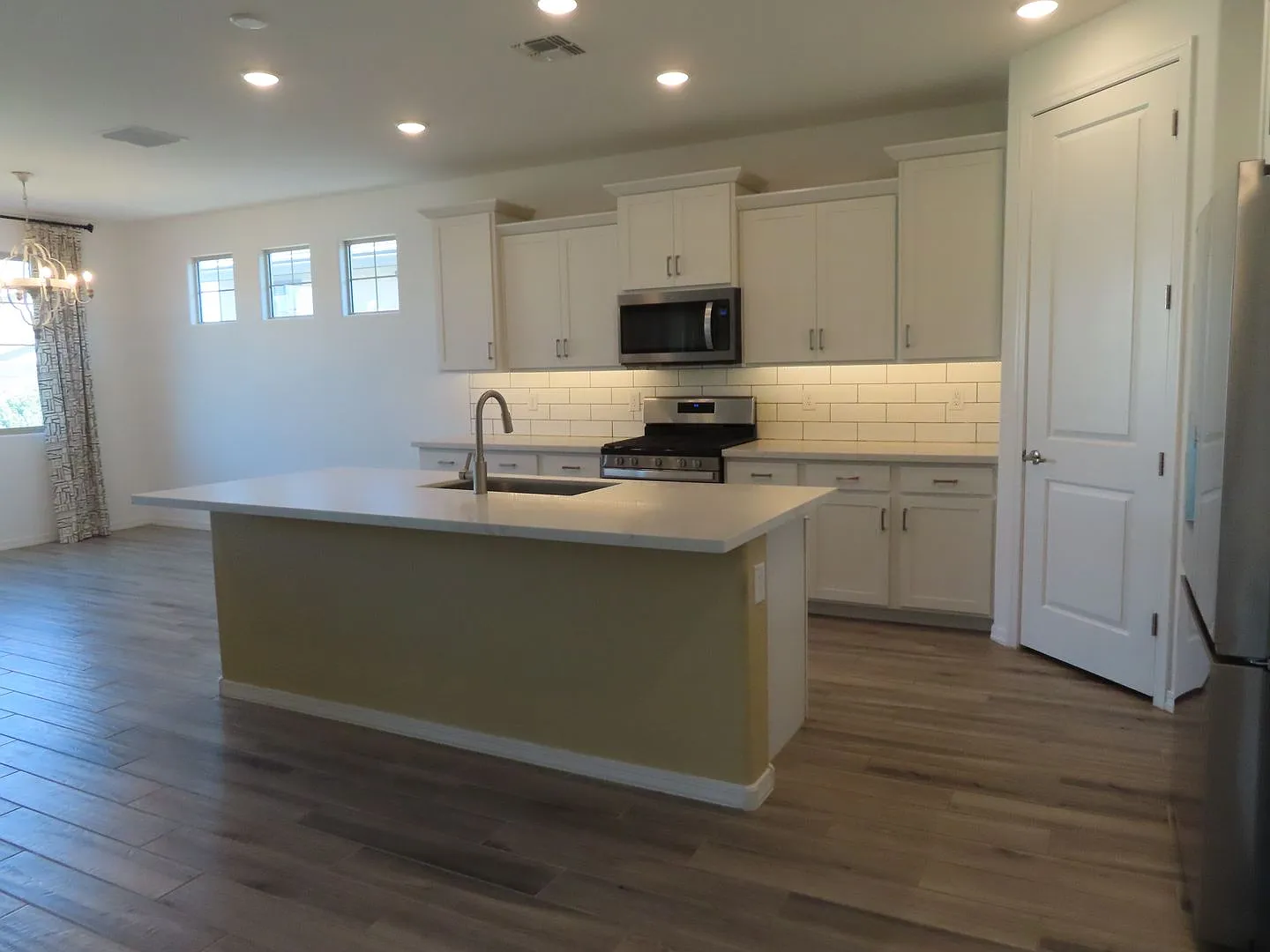 Beautiful 3 Bedroom Plus Den in Empire Pointe — Photo 4