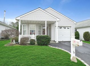 14 Strawberry Patch Ct, Manorville, NY 11949