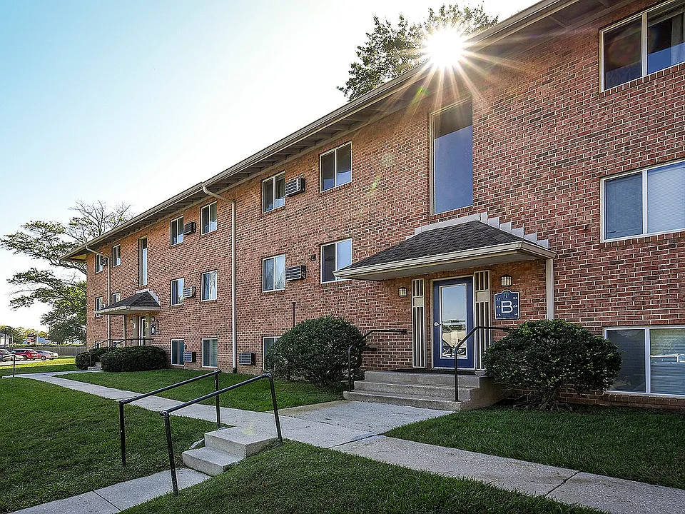 Lake Club Apartments