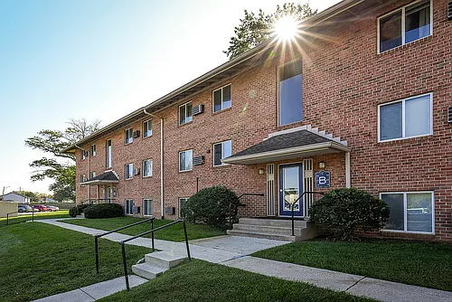 Lake Club Apartments Photo 1