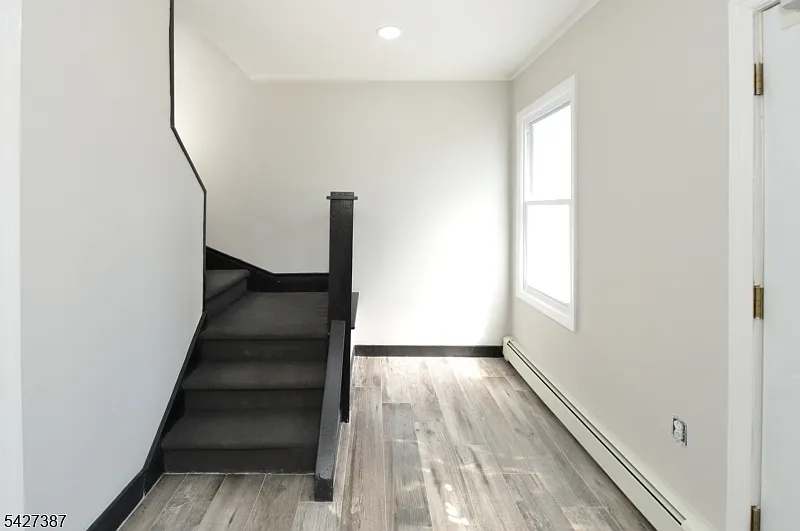 Building Photo - 142 Grand Ave #2