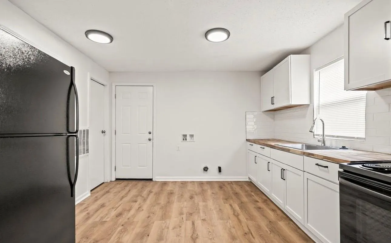 2941 Stuart St — Photo 3