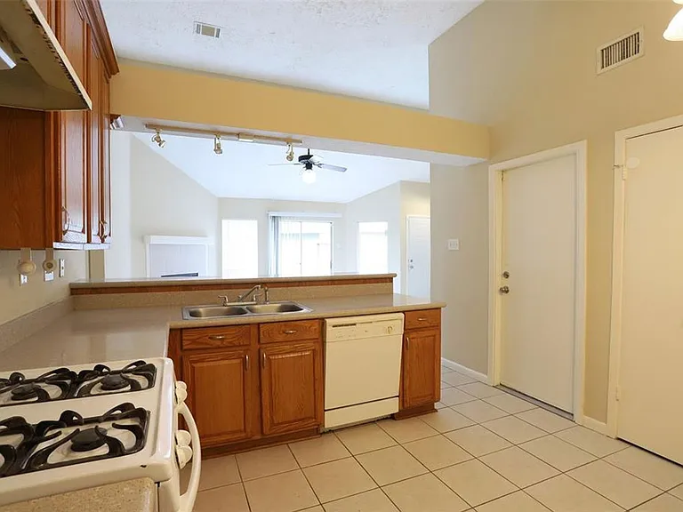 11011 Shadowfield Dr — Photo 6