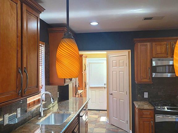 5th image of 2746 E Schiller St