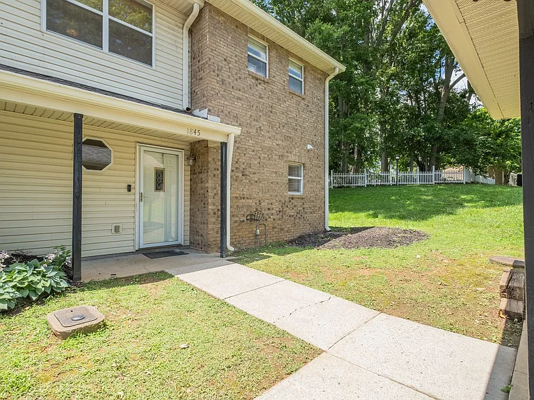 1845 Brockton Pl — Photo 1