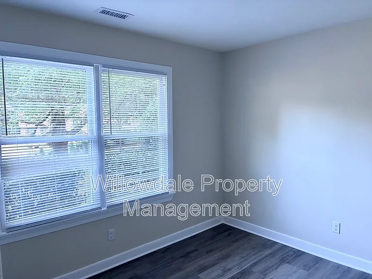 102 E Charing Cross — Photo 16