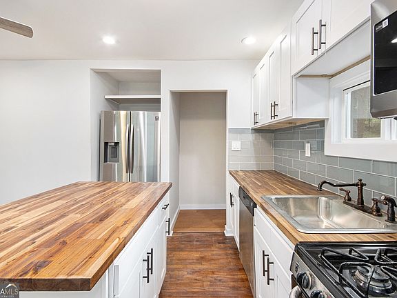 4th image of 2952 Diana Dr SW