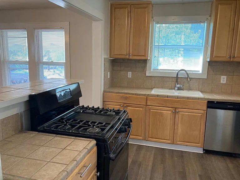 728 Moore St — Photo 10