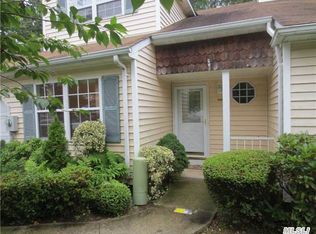 528 Race Pl, Oakdale, NY 11769