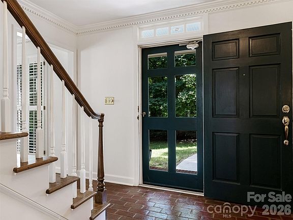 5th image of 325 Stratfordshire Dr