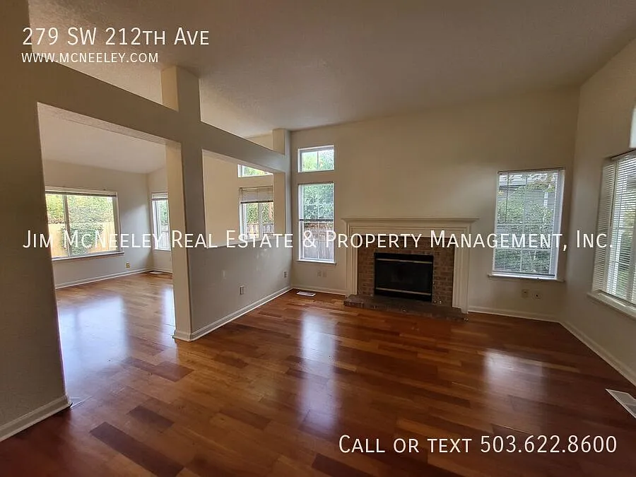 Beautiful 3 Bed/ 2 Bath One Level Home located on a quiet tree-lined street. — Photo 4