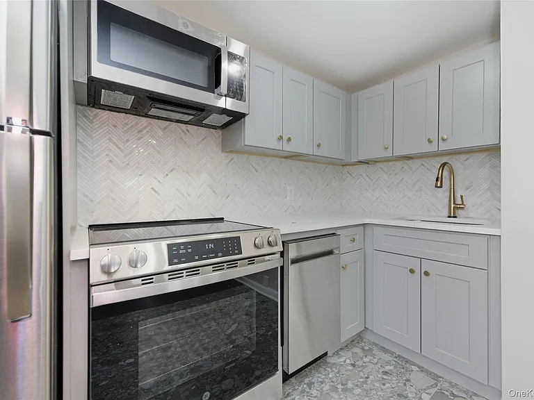 120 Maple Ave — Photo 3