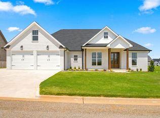 135 Grove Landing Dr, Tuscumbia, AL 35674