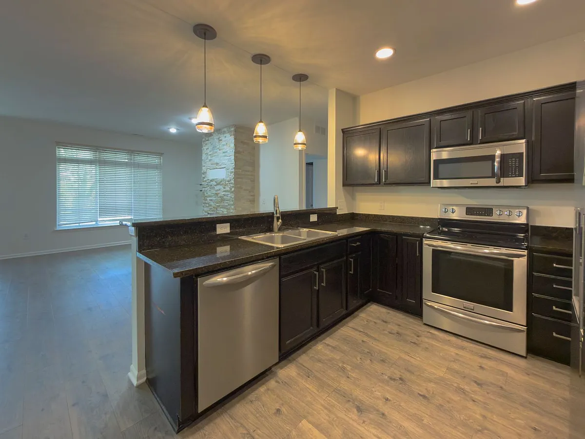 Building Photo - 5637 Twin Oaks Dr