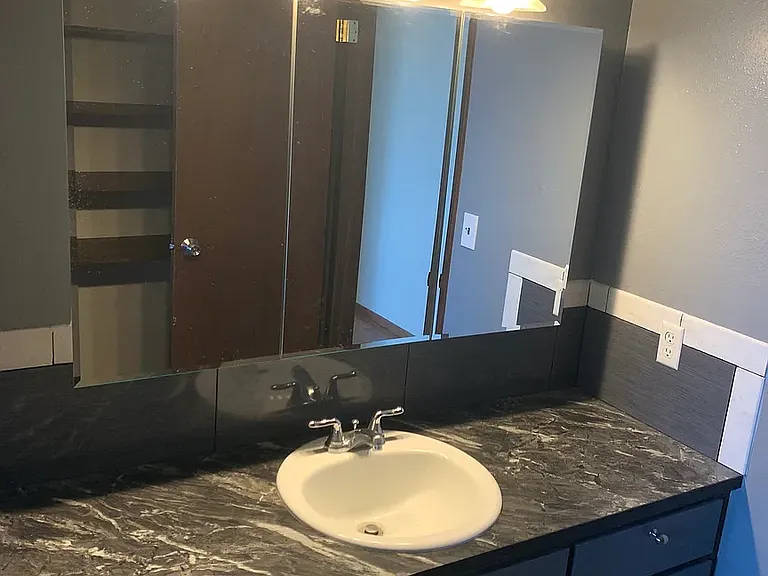 504 Ash St N — Photo 2