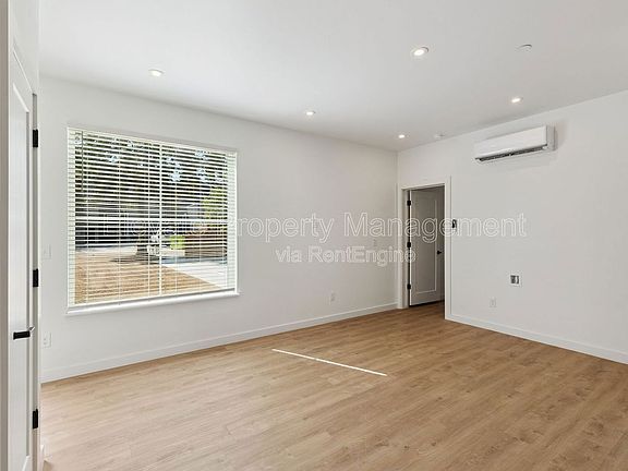 5th image of 1624 NW 17th St #103
