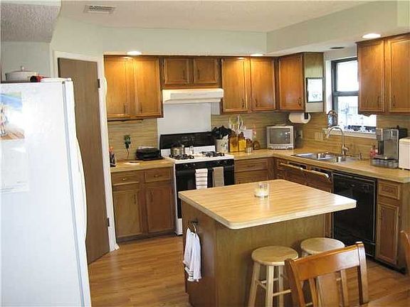 5th image of 1502 Oakridge Dr