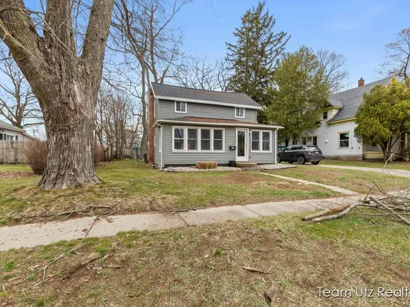 206 E Summit St, Greenville, MI 48838