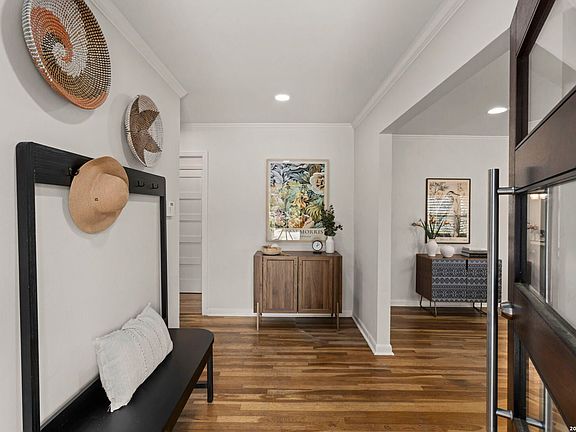 5th image of 206 E Agarita Ave