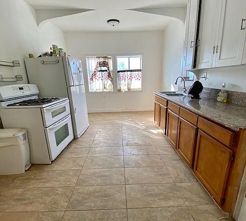 3rd image of 1471 S Cochran Ave #1
