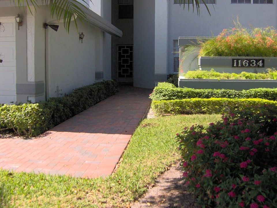 Private entry, att. garage