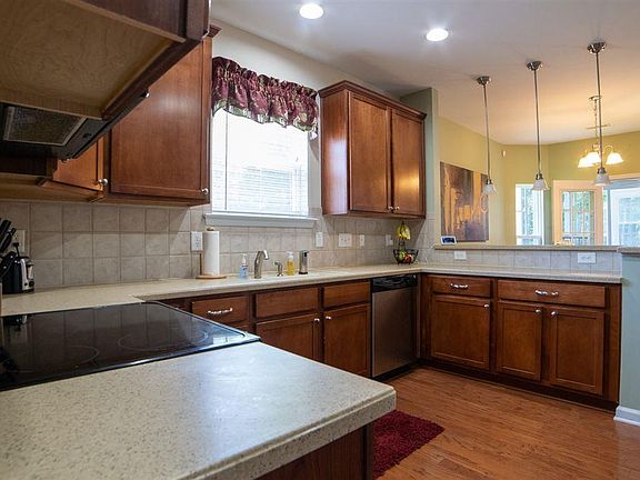 4th image of 1902 Woodsdale Dr