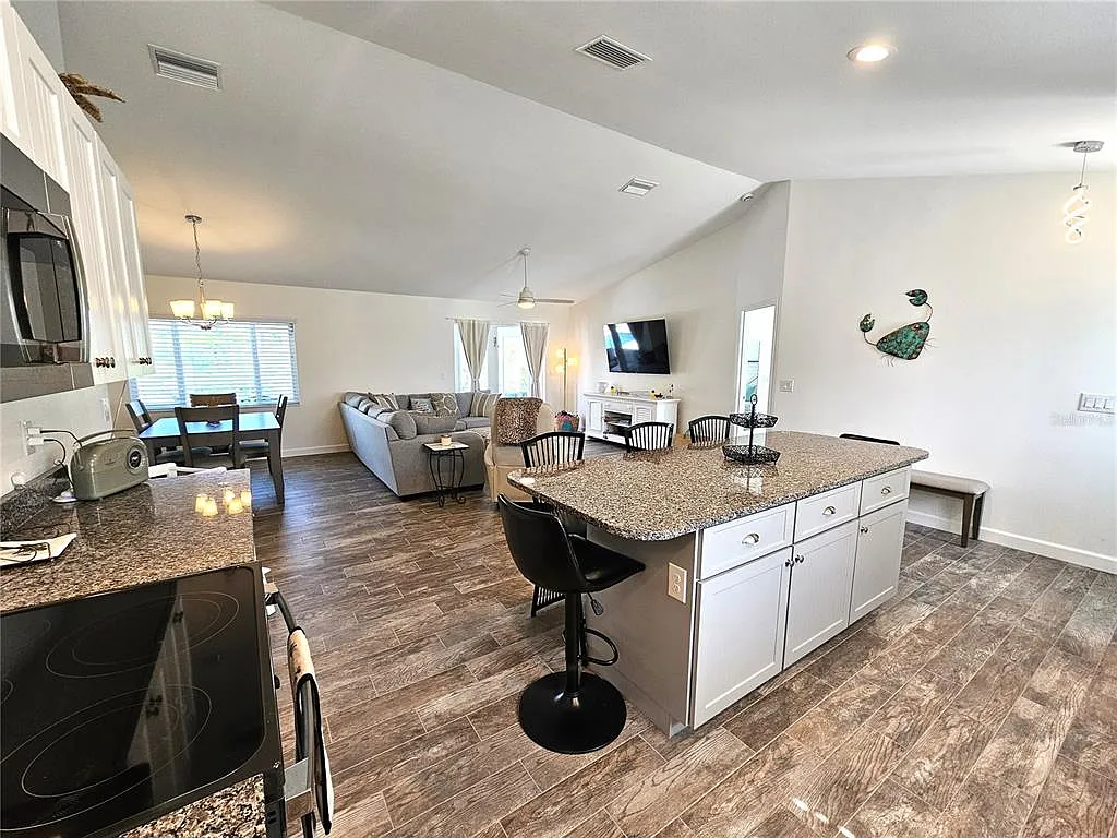 3 bed, 2.0 bath, 1481 sqft, $4,800 — Photo 4