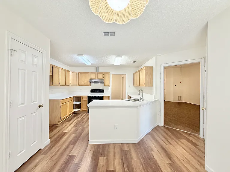 4512 Queenswood Dr — Photo 8