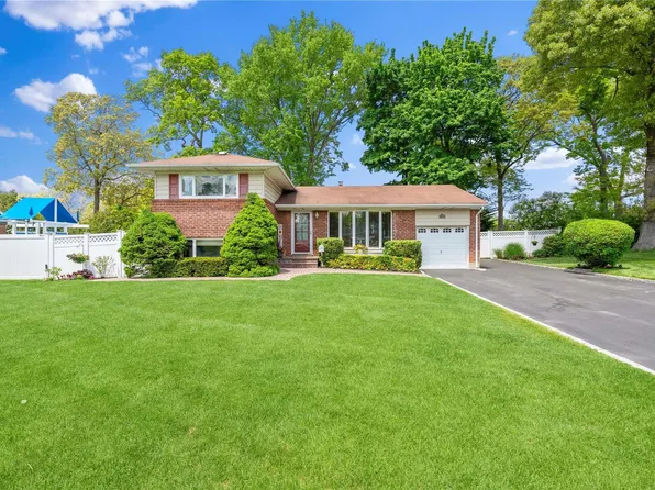 19 Saratoga Street, Commack, NY 11725