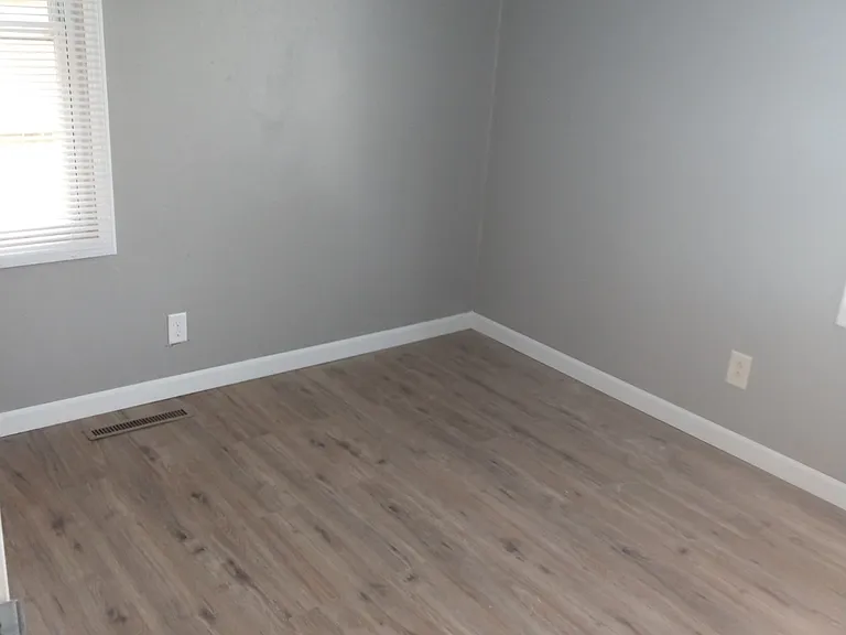 1807 Southwood Dr — Photo 3
