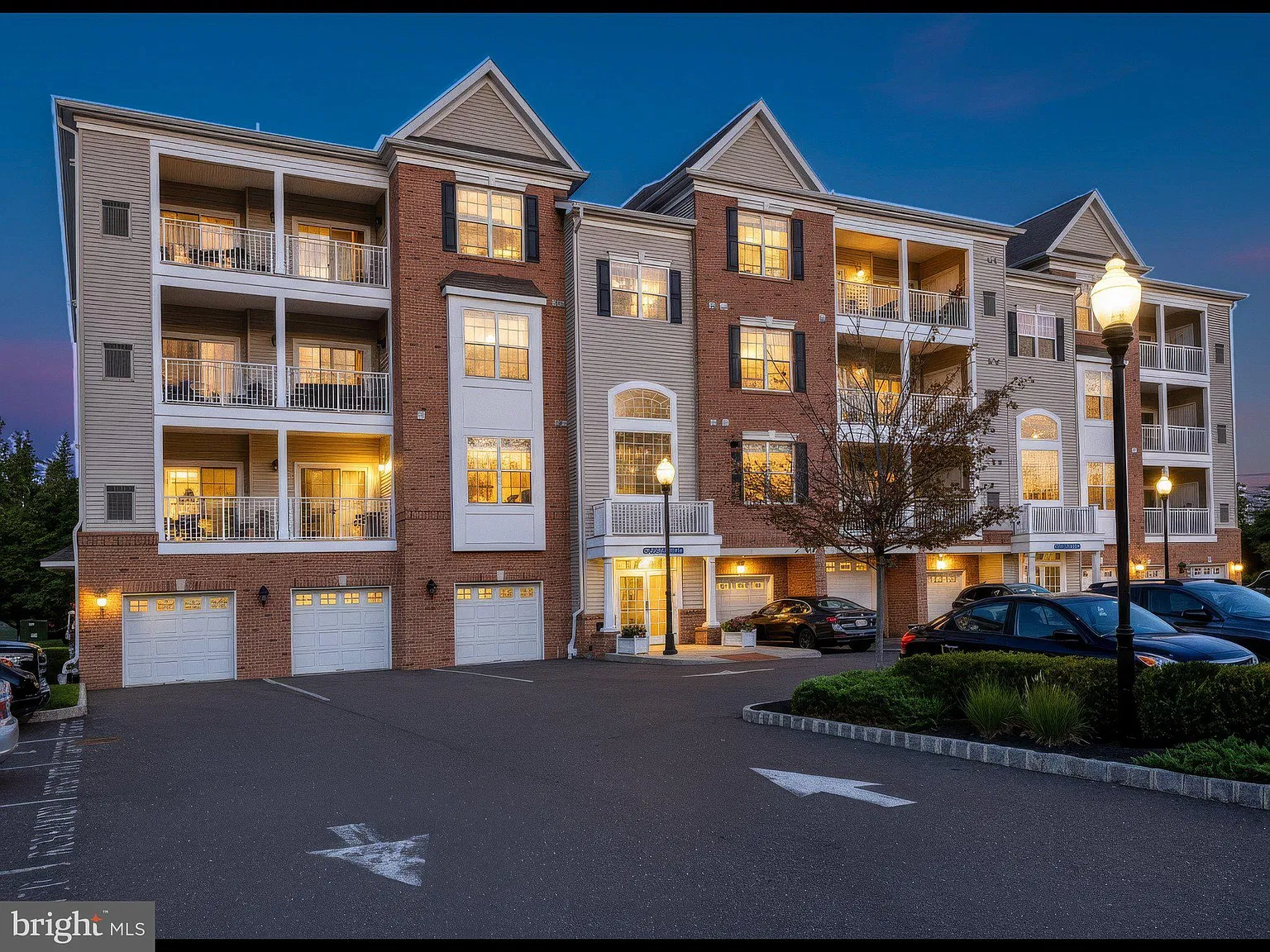 2 bed, 2.0 bath, 1196 sqft, $3,025 — Photo 2