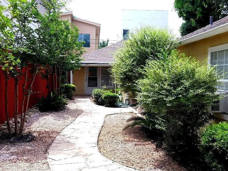 Sidewalk to Apt #870.