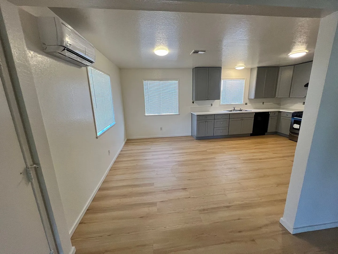 B- 5-Unit 8748-8754 1/2 Cedar Street — Photo 3