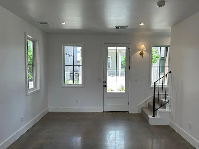 3 bed, 2.5 bath, 1390 sqft, $2,500 — Photo 2