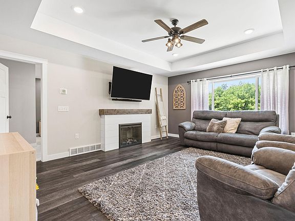 4th image of W1202 Oakridge Ct