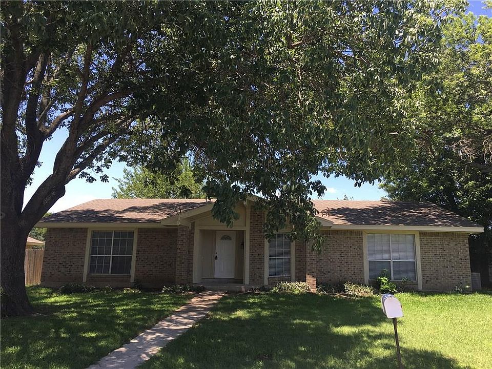1st image of 831 Live Oak Dr
